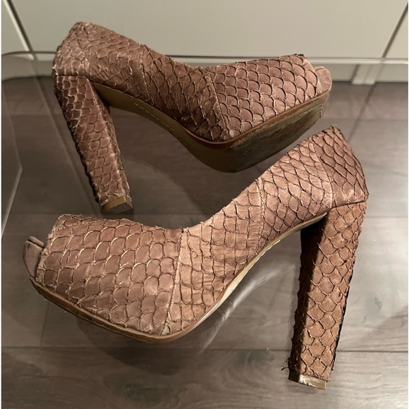 Authentic House of Harlow 1960 python embossed leather heels - Picture 7 of 7